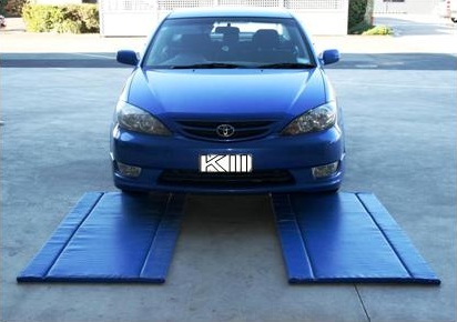 砂利や石の上、凹凸のある道路で使う場合は、摩耗を防止する為、ゴムシートまたは木板（コンパネ等）を敷いて下さい。<br>マット上の通行の際は、最徐行（5㎞/時以下）でお願い致します。
